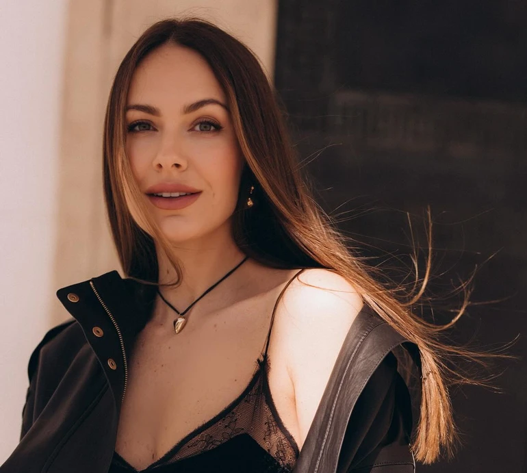 Перевірила спільне майно: Остапчук в екстраміні показалася коло їхнього з ексом будинку