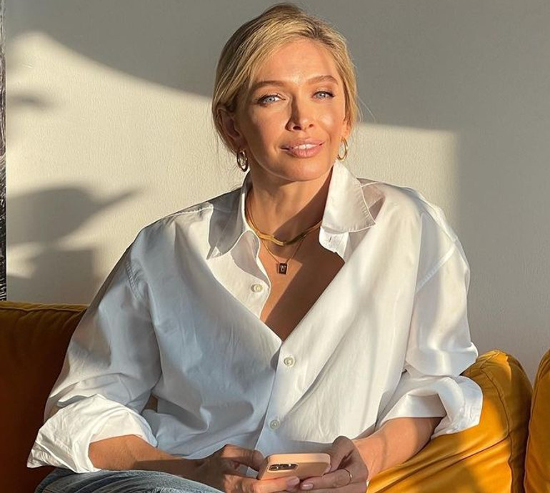 Карти, дівчачі посиденьки та смаколики: Брежнєва показала свої французькі канікули. Фото