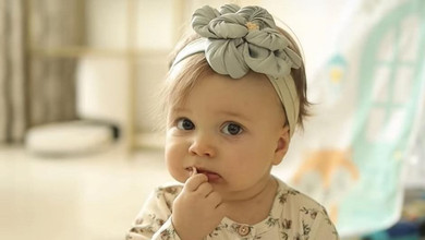 Моє сонце у хмарну погоду: Ребрик помилувалася 1-річною дочкою з квітами та гребінцем. Відео