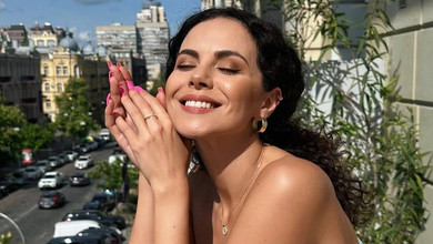 Каменських у бікіні та брилику ефектно помочила ноги в басейні