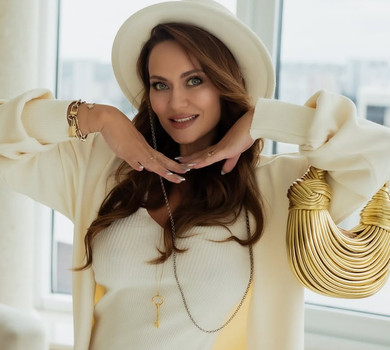 Саліванчук у масці та молочному ліфі показала, як приготувати бананові оладки