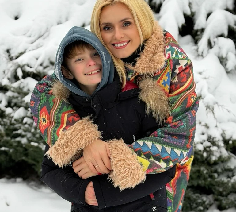 Добре бути вдома: Федишин у строкатому пальті пораділа снігу з синами та чоловіком. Фото