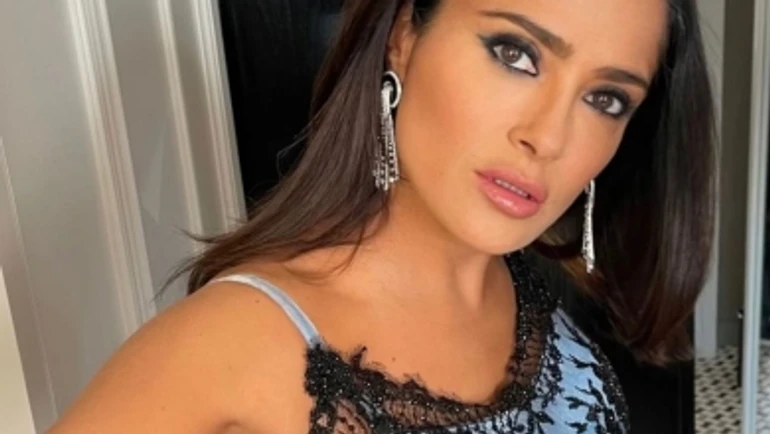 Пишногруда Хаєк ефектно покавувала в купальнику. ФОТО