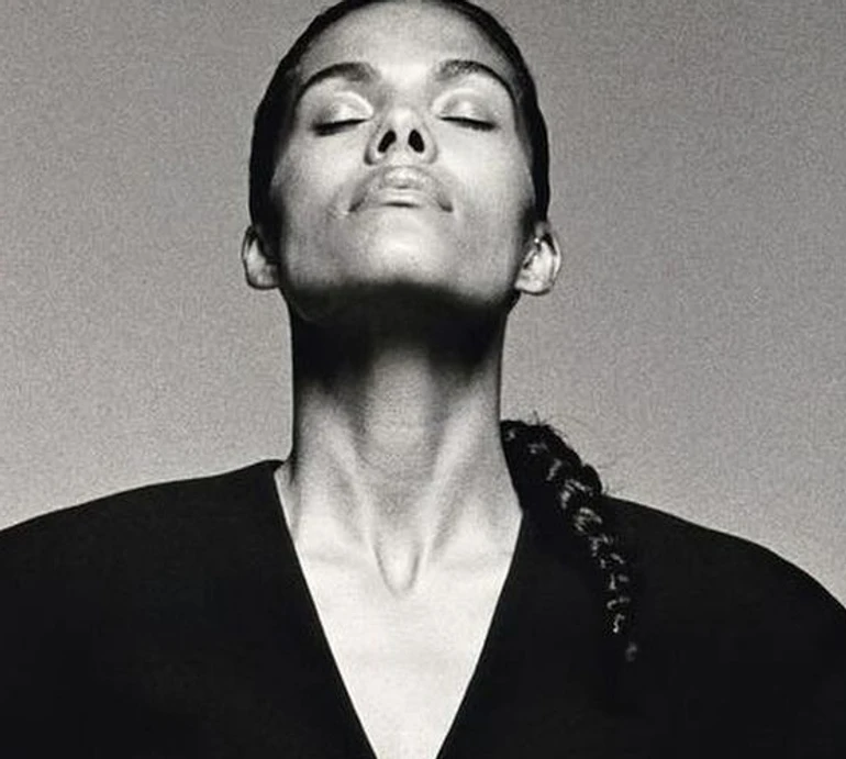 Кунакі в обтислому мереживі попозувала для вишуканих чорно-білих ФОТО