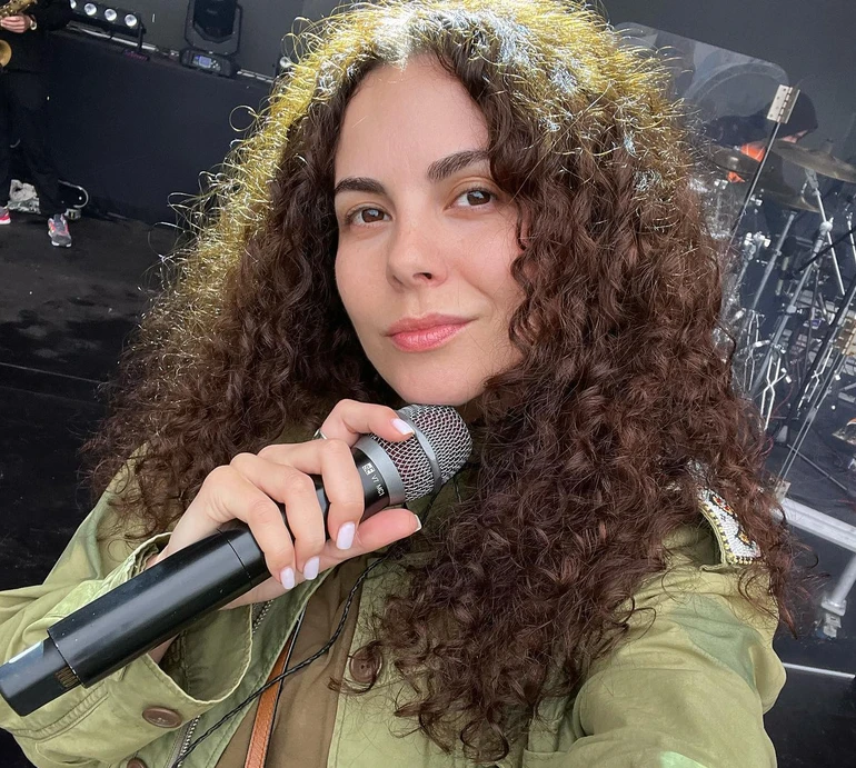 Не облиш мене: декольтована Каменських на колінах біля води звернулася до Ангела-охоронця. Відео