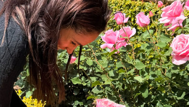 Маркл показала, як дочка і син милувалися трояндами у саду. Фото