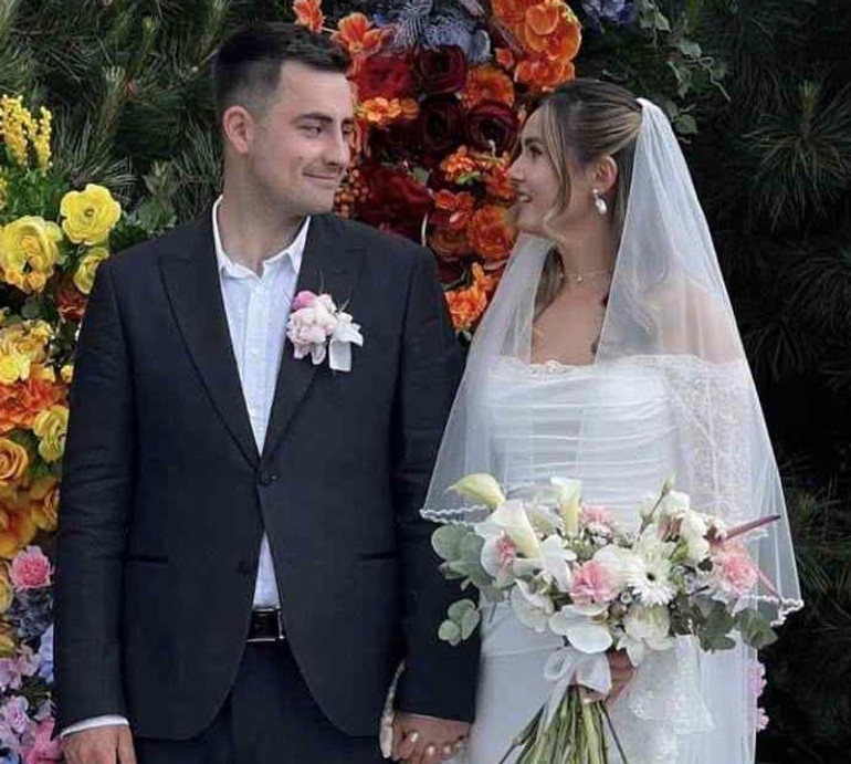 Церемонія просто неба та багато квітів: кадри з весілля Фіми Константиновського та його обраниці