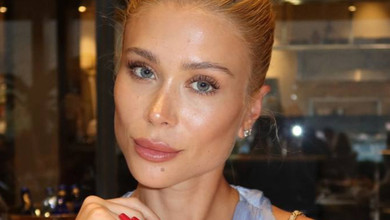 Дружина Коноплі у рожевому бікіні з квіткою посвітила засмаглими сідницями у Туреччині