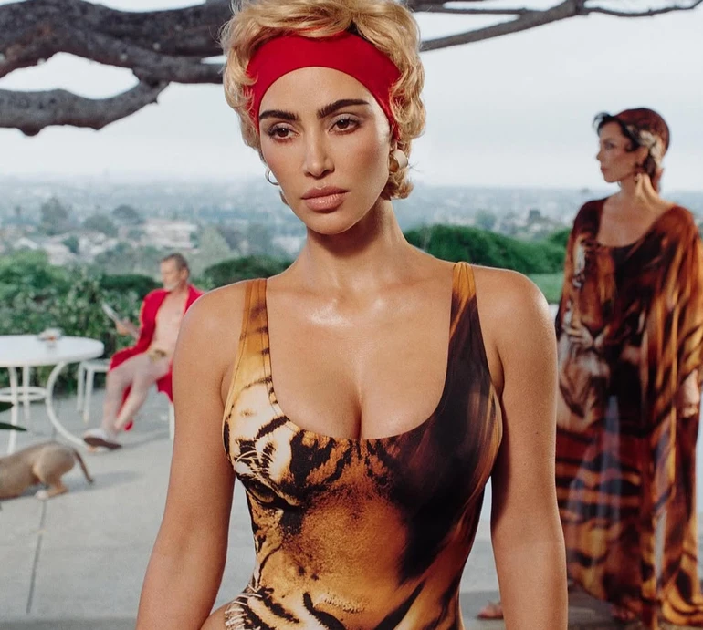 Кардашян із 69-річною мамою в купальниках попозували для ретрогламурних фото