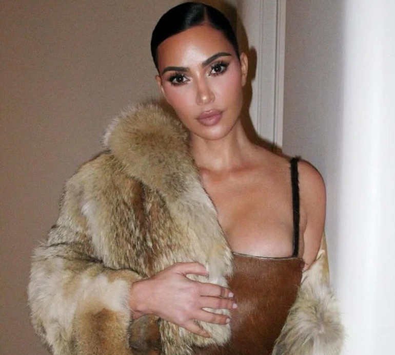 Підтяжка, біостимулятори і маски: Кардашян з сестрою показалася на трендових б'юті-процедурах в Кореї. Фото