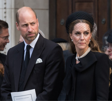 Міддлтон у елегантному total black і перлах Єлизавети ІІ приєдналася до чоловіка на сумній події. Фото