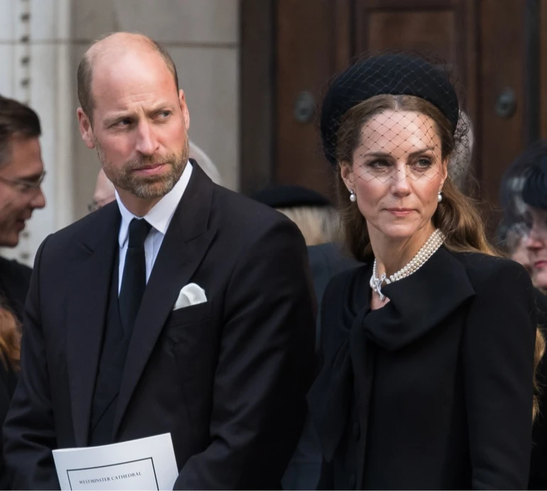 Міддлтон у елегантному total black і перлах Єлизавети ІІ приєдналася до чоловіка на сумній події. Фото