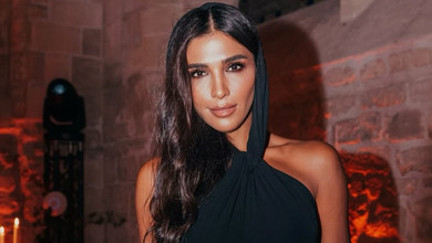 Дімопулос похвалилася гнучкістю 6-річної доньки та повторила за нею акробатичну позу. Фото