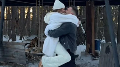 Денисенко на новорічних кадрах показала голоторсого коханого з сокирою та стрибнула в його обійми
