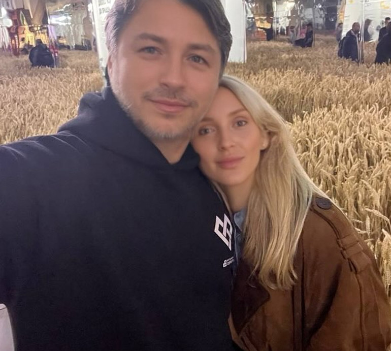 Наш пункт незламності: Притула зворушливо привітав дружину з 41-річчям та показав листівку від дочок