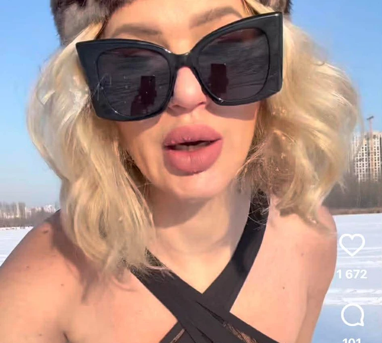 Я не пила, я просто дурна: Філонова роздяглася на вулиці та посвітила звабливим бюстом. Відео