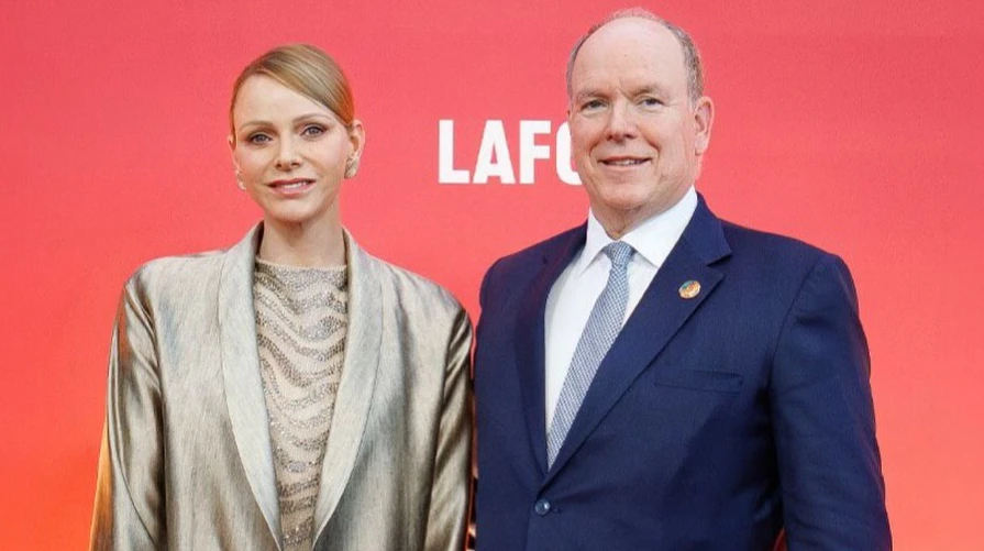 Колір шампанського, шоколадні підбори та паєтки: княгиня Монако вигуляла блискучий костюм на церемонію нагородження