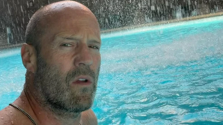 Стейтем із дочкою та сином показав водні розваги у печері турецького готелю. Фото