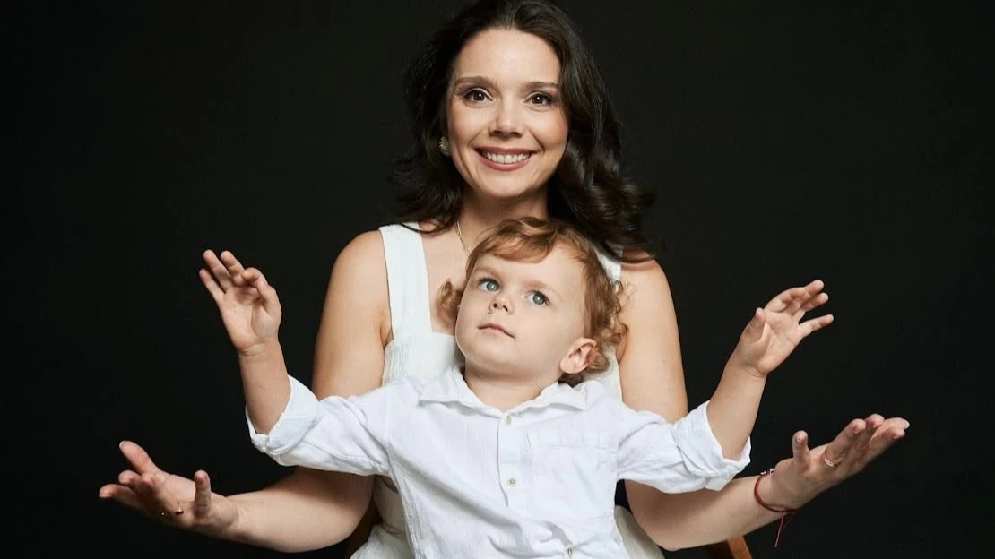 Дружина Сенцова розповіла, чому в 3 роки віддала їхнього сина до школи та як спілкується з дітьми чоловіка