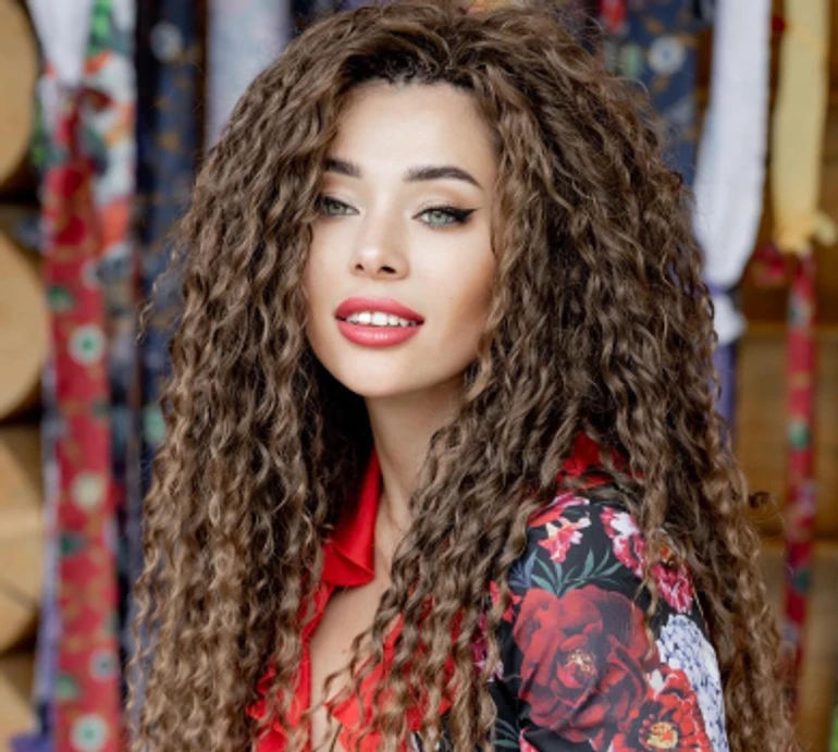 Кучерява Неплях із золотим зубом та на коні показала стегна і циганську душу