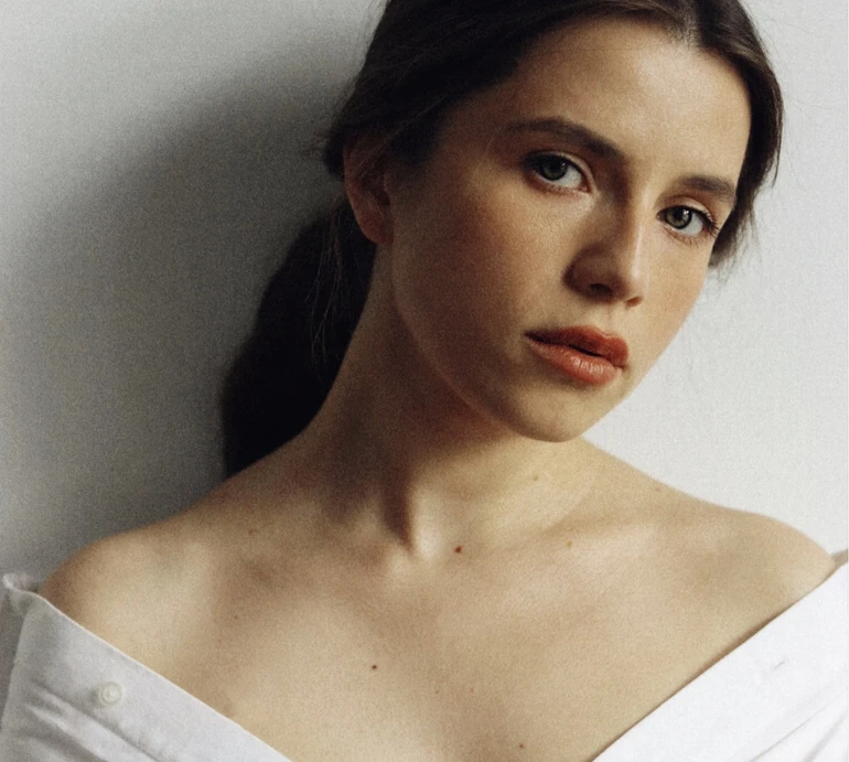 Соловій у рожевому міні та плетеній кофтинці виставила на камеру голі ніжки та пірсинг