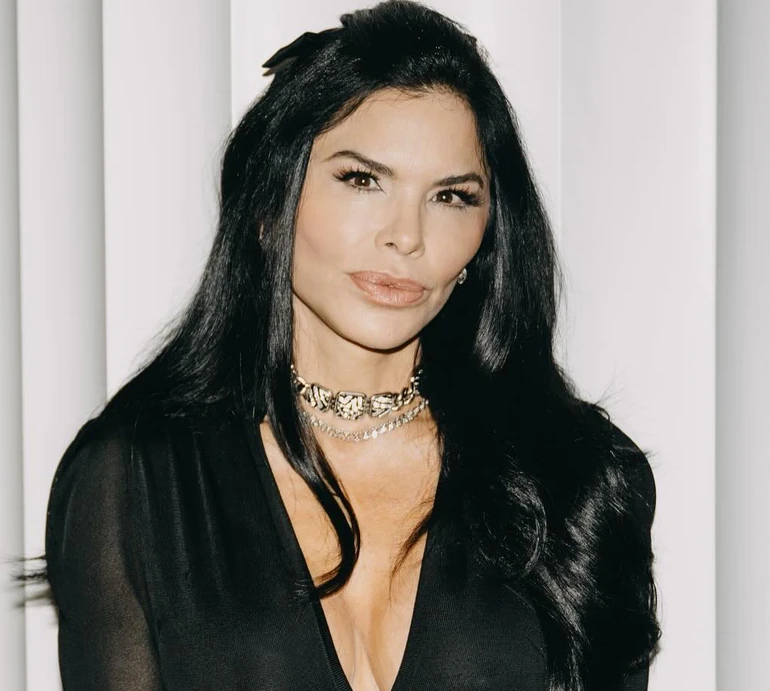 54-річна наречена Безоса з випнутим бюстом у тугому топі прилягла з коктейлем заради фото