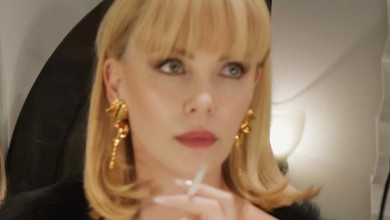 Цигарка, хутро і культова зачіска: Шарліз Терон ефектно відтворила кінороль Мішель Пфайффер