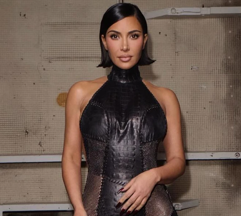 Ось як треба, Б'янко: Кардашян у шкіряній сукні з екстремально оголеною спиною розхвалили у мережі