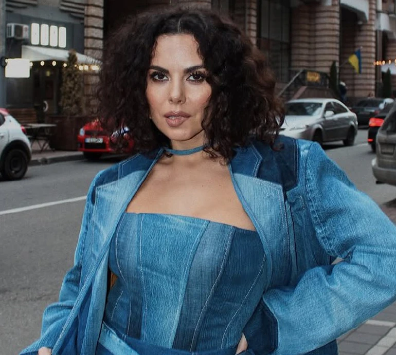 Каменських у джинсовому міні посвітила ніжками на вулицях Києва і розказала, як любить себе