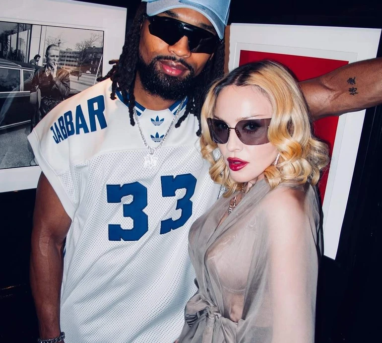 Дружинонька Мадонна в прозорій блузі відірвалася на 29-річчі свого коханого. Фото