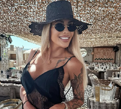 Крук у хижому бікіні із келихом продовжила собі літо в Сен-Тропе