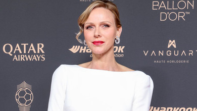 Княгиня Монако в асиметричному максі з оголеною спиною за $4000 вручила футбольну нагороду в Парижі