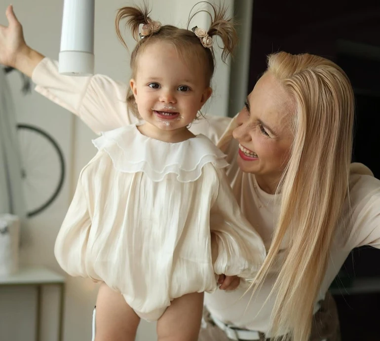 Чарівність зашкалює: Ребрик замилувала підписників відео молодшої доньки в ніжній рожевій сукні