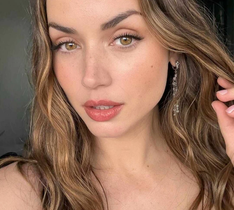 Не кажіть Тому Крузу: Ану де Армас заскочили в товаристві молодого бізнесмена. Фото