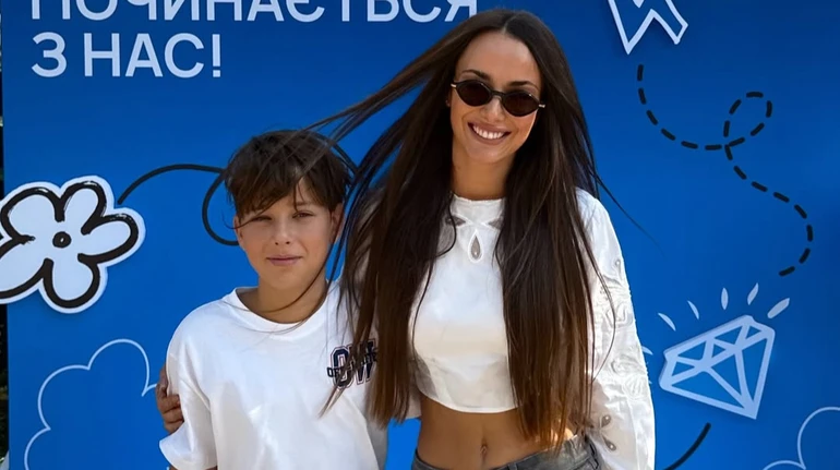 Мішина насмішила спробами повторити вірусний акробатичний трюк з 13-річним сином. Відео