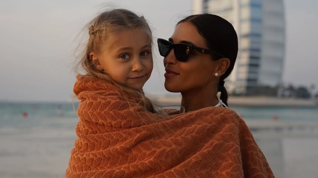Дімопулос у Дубаї наробила милих фото з 6-річною дочкою на вечірньому пляжі