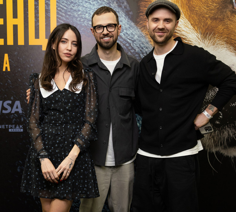 Дорофєєва з Кацуріним, пес Патрон та Єфросиніна підтримали Птушкіна на прем'єрі його фільму. Фото