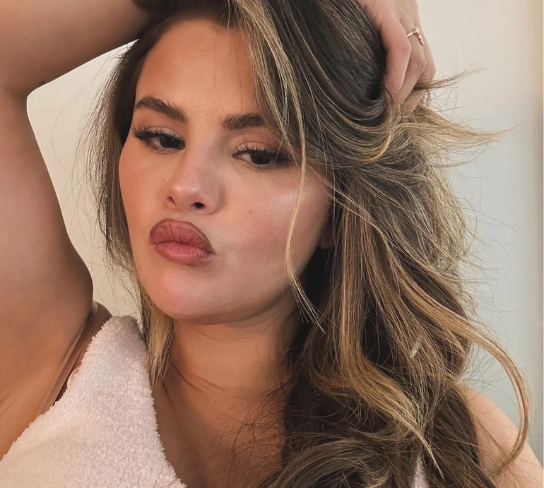 Романтика у ч/б: Гомес показала, як її цілує бойфренд