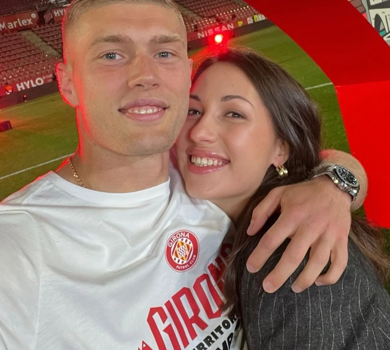 Ошатний Довбик із дружиною в сукні з асиметричним декольте отримав престижну футбольну відзнаку. Фото