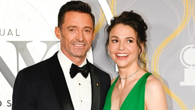 56-річного Джекмана помітили за ручку з коханою на романтичній прогулянці. Фото