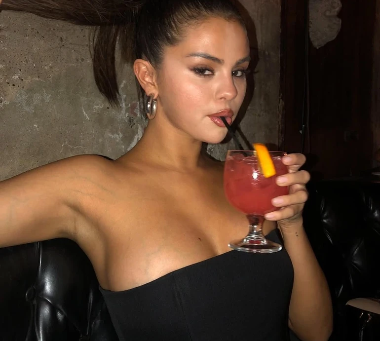 Пошкодувала б: Гомес заінтригувала фанів модною короткою стрижкою і чубчиком. Фото