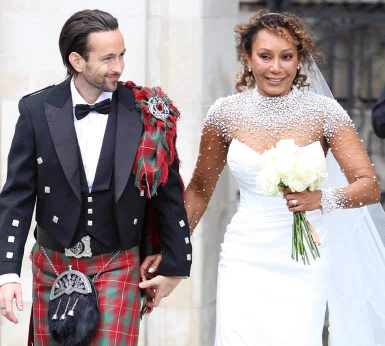 Карета, дві сукні та наречений у кілті: 50-річна Мел Бі зі Spice Girls вийшла заміж втретє