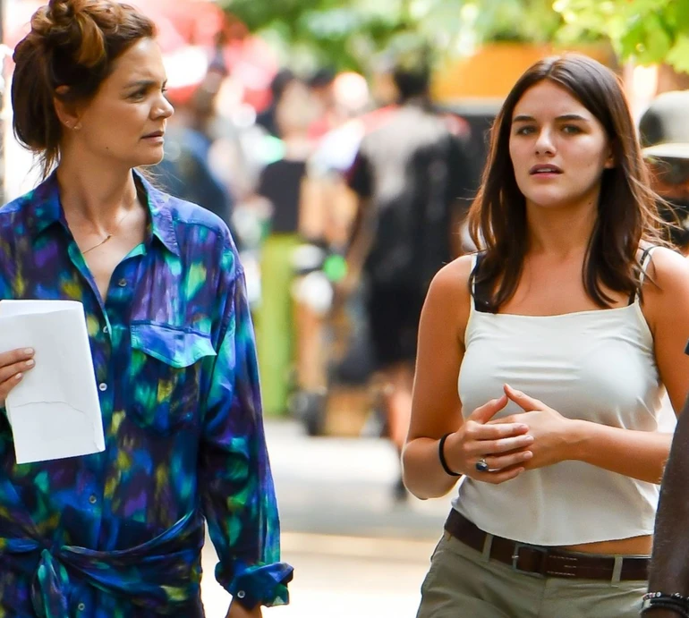 Донька Круза і Холмс у стилі карго завітала до мами на знімальний майданчик у Нью-Йорку. Фото