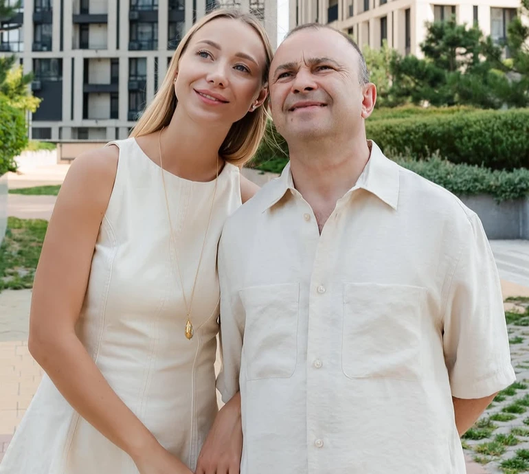 Дід і внучка: Репяхова покепкувала з хейтерських коментарів, осідлавши байк Павліка