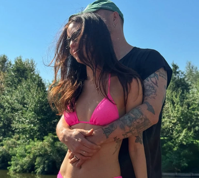 Дорофєєва у рожевому бікіні та в обіймах Кацуріна сказала літу Пака. Фото