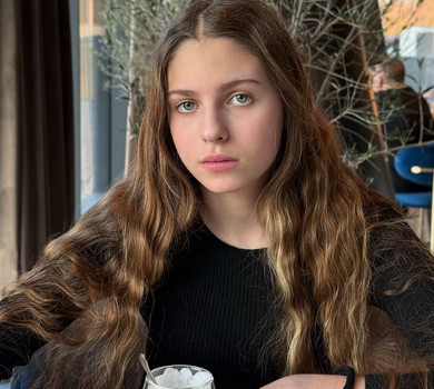 Не перестаю дивуватися: Полякова привітала молодшу дочку з 14-річчям та показала її в новому іміджі. Фото