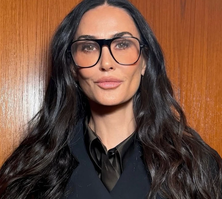 У стосунках ставить життя на паузу: інсайдер пояснив, чому Демі Мур відмовляє залицяльникам