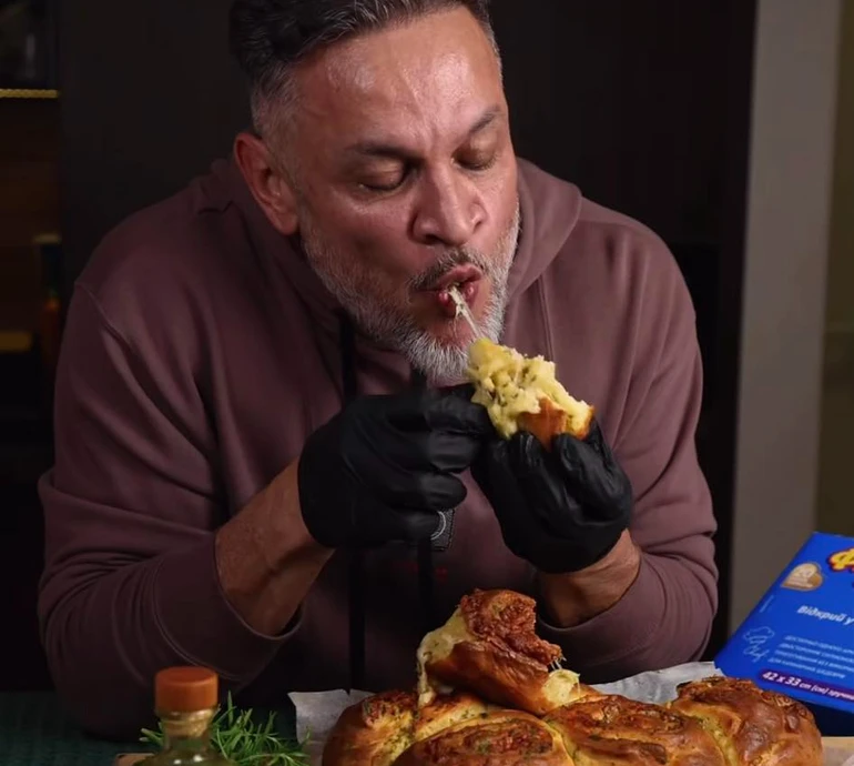 До борщу, але не пампушки: Хіменес-Браво зготував сінабони з часником і сиром