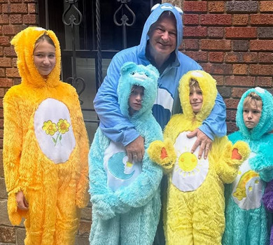 Болдуїн із сімома дітьми та дружиною побавився в кольорових піжамах на Геловін. Фото