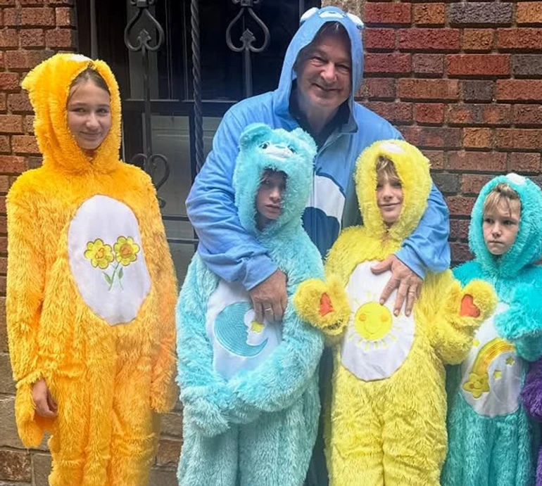 Болдуїн із сімома дітьми та дружиною побавився в кольорових піжамах на Геловін. Фото